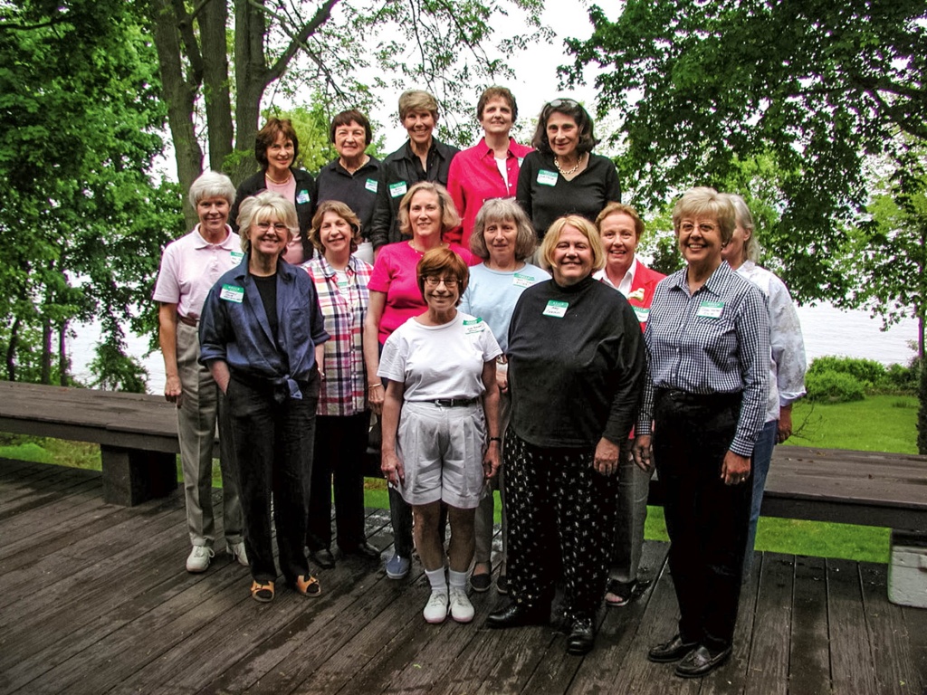 Jane Doane Anderson ’60 and Joan Hoost McMaster and ’60s friends