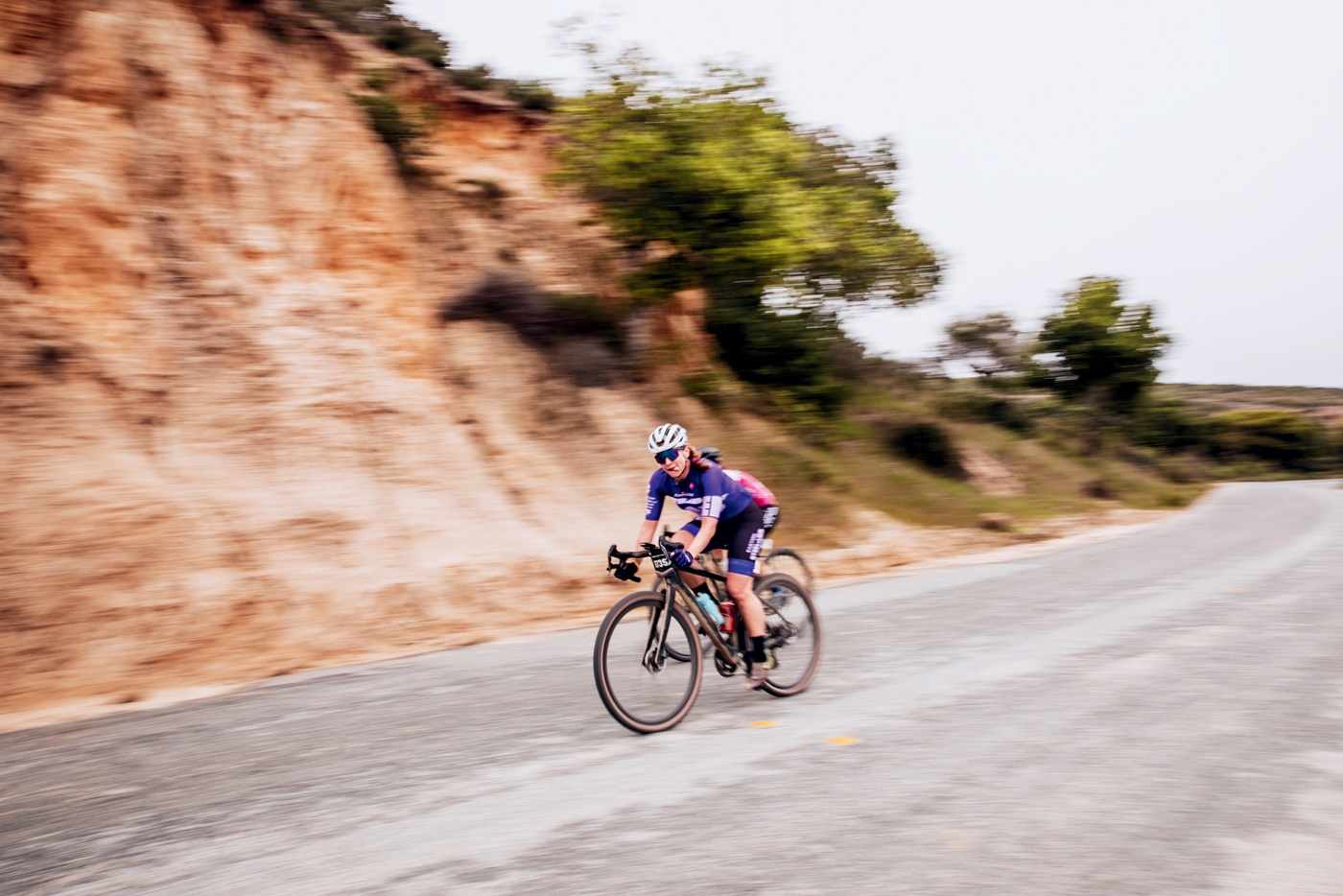 Fahringer descending a gravel course